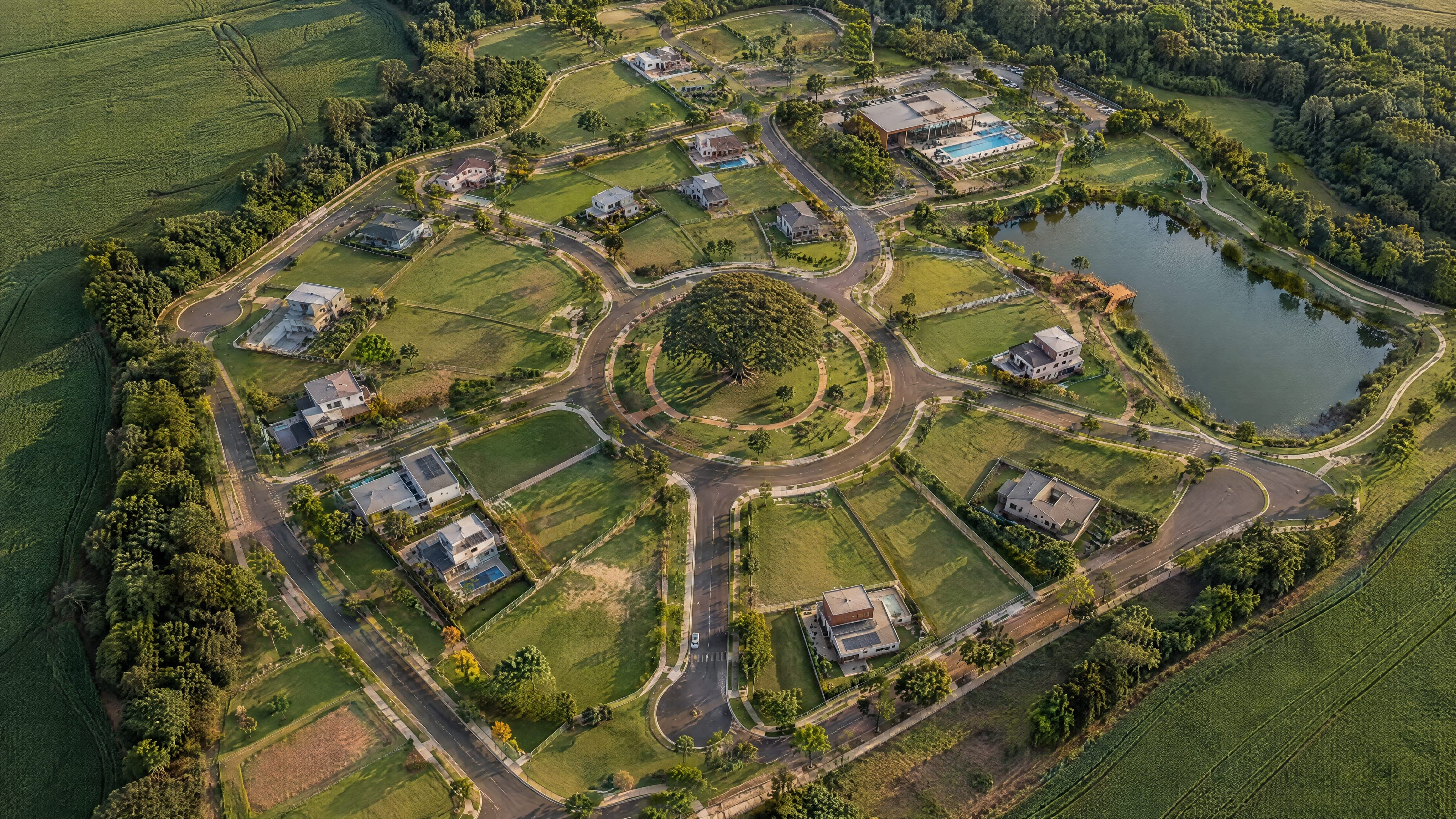 A mesma área depois do projeto: um bairro com ruas, lago e casas